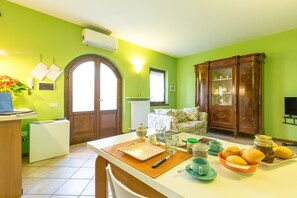 Dining - Home with garden for your family and pets (Toscolano Maderno)