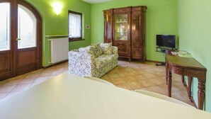 Unclassified image, 4 of 49, button - Home with garden for your family and pets (Toscolano Maderno)