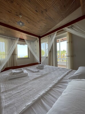 高級寢具、迷你吧、布置獨特、書桌