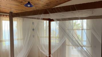 Hochwertige Bettwaren, Minibar, individuell eingerichtet, Schreibtisch