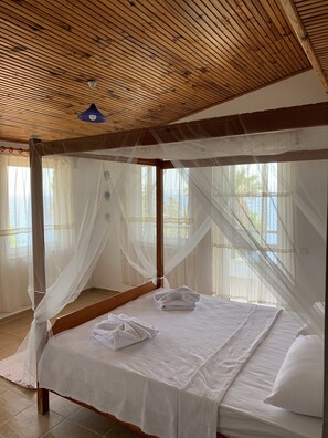 Ropa de cama de alta calidad, minibar, muebles diferentes y escritorio