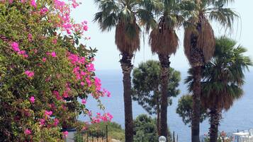 Standard Triple Room | 1 bilik tidur, peralatan tempat tidur premium, bar mini