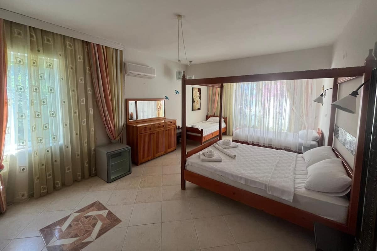 Habitación cuádruple estándar, varias camas | 1 habitación, ropa de cama de alta calidad y minibar