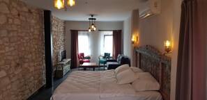 1 chambre, décoration personnalisée, rideaux occultants