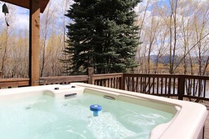 Outdoor spa tub - Turner Lane Cabin by Casago Mccall - Donerightmanagement (McCall)