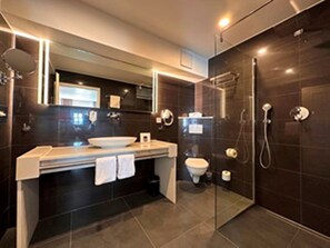 Shower, rainfall showerhead, free toiletries, hair dryer - Rhein-Hotel St. Martin (Cologne)