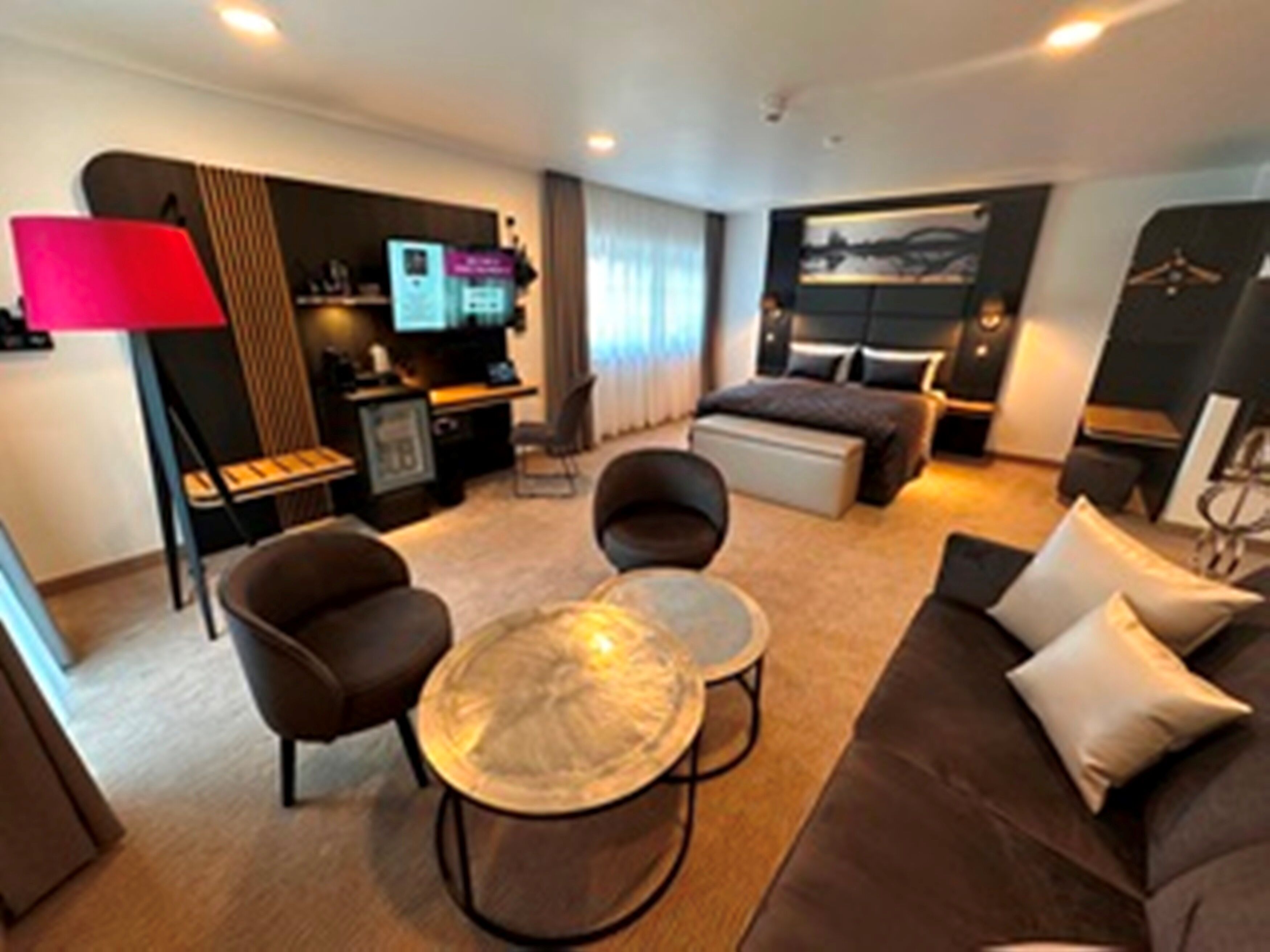 Panorama Suite mit Rhein Blick | Hochwertige Bettwaren, Zimmersafe, individuell dekoriert, Schreibtisch