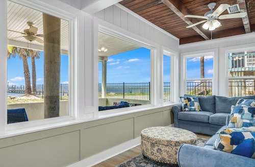 7 BR Bayfront, Pet Friendly Ground Level with Private Dock