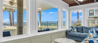 7 BR Bayfront, Pet Friendly Ground Level with Private Dock