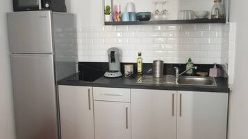 Réfrigérateur, micro-ondes, four, plaque de cuisson