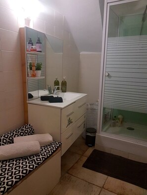 Dusche, Handtücher, Seife, Shampoo