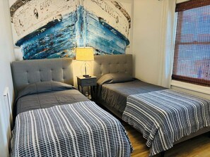 Room - Blue Crab Cottage: A spacious 4-bedroom retreat in Holden Beach, perfect for up to 9 guests. (Holden Beach)