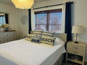 Room - Blue Crab Cottage: A spacious 4-bedroom retreat in Holden Beach, perfect for up to 9 guests. (Holden Beach)