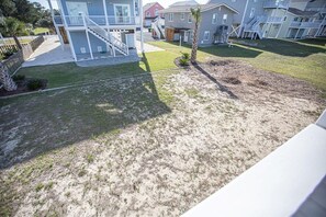 Property grounds - Blue Crab Cottage: A spacious 4-bedroom retreat in Holden Beach, perfect for up to 9 guests. (Holden Beach)