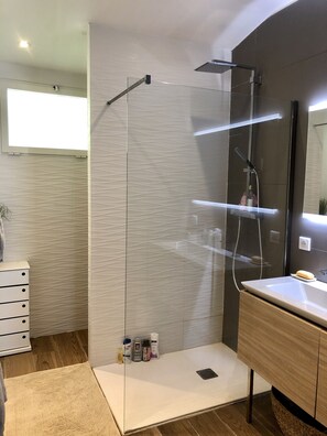 Ensemble douche/baignoire, sèche-cheveux, savon, papier toilette