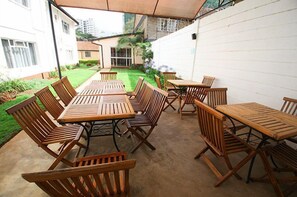 Outdoor dining - Stay.Plus Hurlingham B&B Hotel (Nairobi)