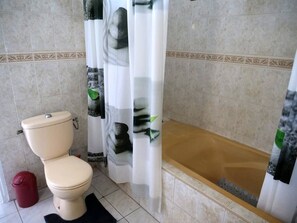 Ensemble douche/baignoire, bidet