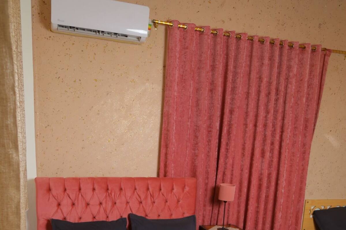 Standard Triple Room, 1 Bedroom, Non Smoking, Ensuite | Egyptian cotton sheets, premium bedding, pillowtop beds
