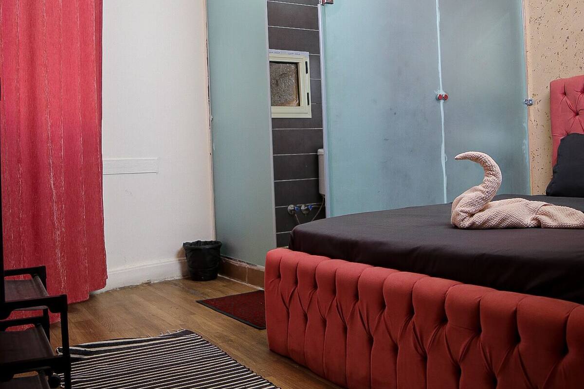 Premium Double Room, 1 Queen Bed, Non Smoking, Ensuite | Egyptian cotton sheets, premium bedding, pillowtop beds, blackout drapes