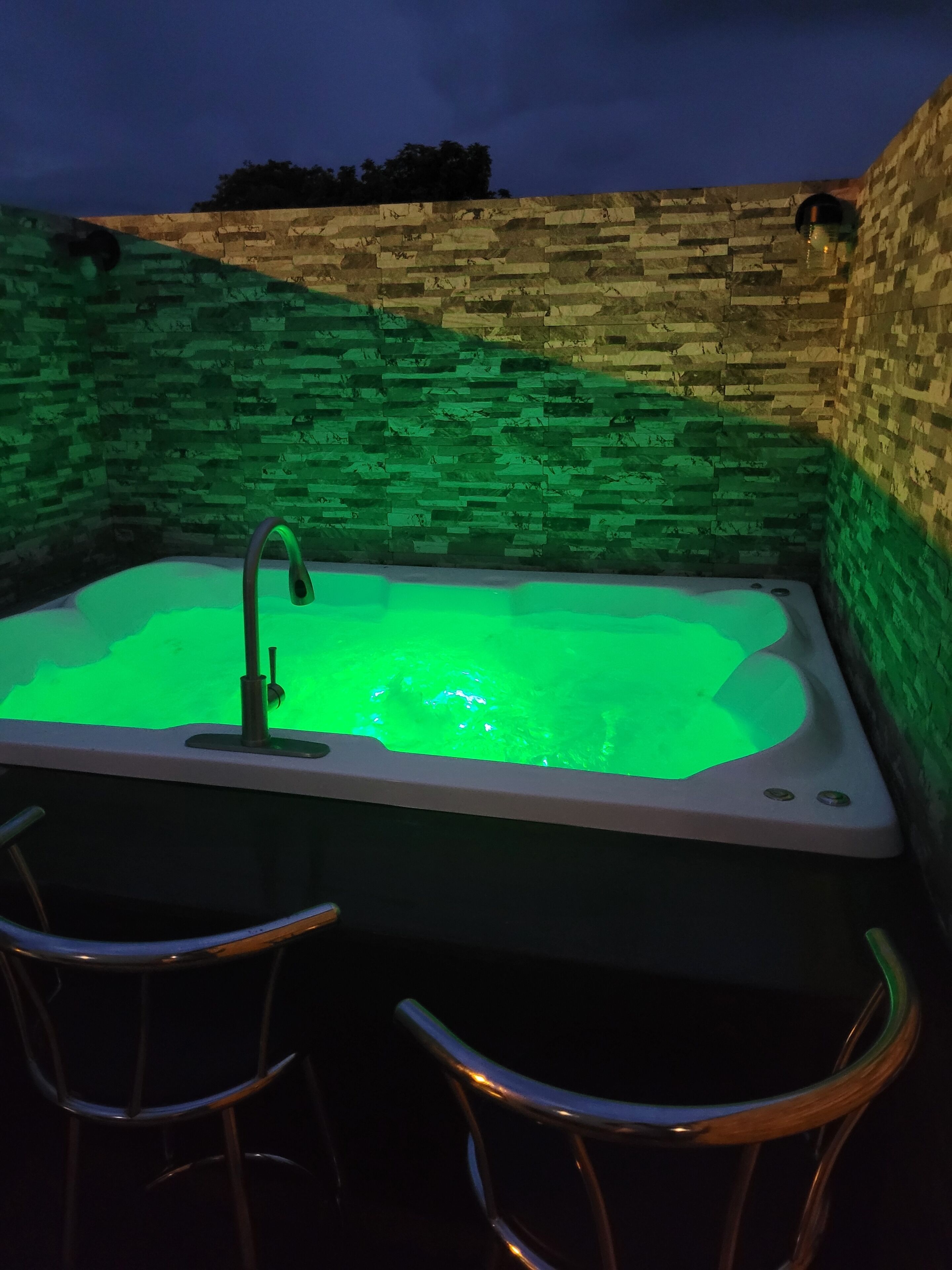 Outdoor spa tub