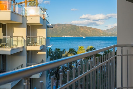Minibar, caja de seguridad en la habitación y muebles diferentes . Yuvam Prime Beach Hotel