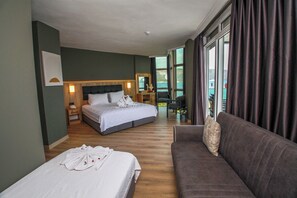 Habitación superior, vista al mar | Minibar, caja de seguridad en la habitación y muebles diferentes