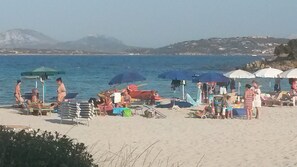 A beach with umbrellas and sun loungers. - Tanca Manna three bedrooms apartment 3 bedrooms 2 bathrooms large sea view (Cannigione)