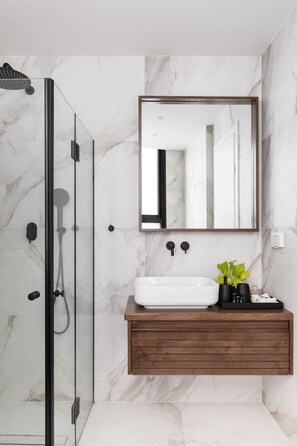 Apartment | Bathroom | Shower, towels, shampoo - Modern and Central 2BD Apartment in TLV (Tel Aviv)