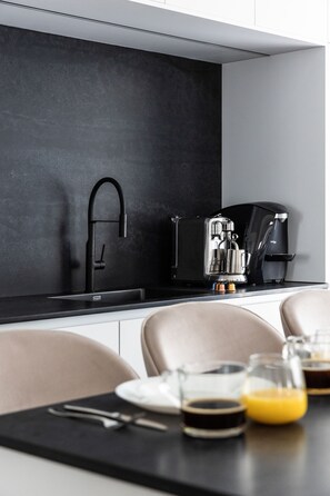 Appartement | Cuisine privée | Réfrigérateur, four à micro-ondes, un four, surface de cuisson