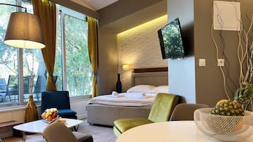 Suite estudio, patio, vistas al mar | 1 dormitorio, caja fuerte, espacio para trabajar con un portátil