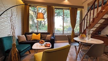 Dúplex, patio, vistas al mar | Zona de estar | Televisión LCD de 46 pulgadas con canales premium, una televisión