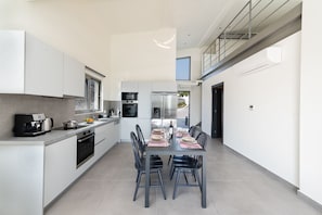 Kühlschrank, Wasserkocher mit Kaffee-/Teezubehör