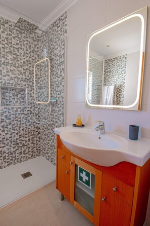 Ensemble douche/baignoire, sèche-cheveux, serviettes fournies