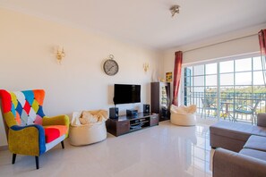 TV - Lily Fabulous 1 Bed Apt with Roof Terrace & Pool (Carvoeiro)