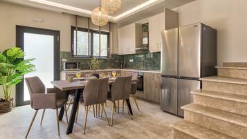 Deluxe Villa | Dapur peribadi | Peti sejuk/penyejuk beku saiz penuh, ketuhar gelombang mikro, ketuhar