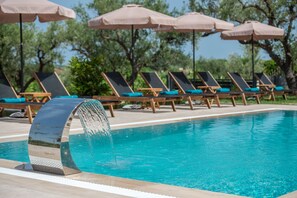 Outdoor pool, pool umbrellas, pool loungers - Delight Luxury Villa (Zakynthos)