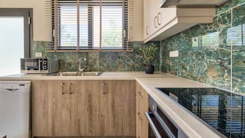 Deluxe Villa | Dapur peribadi | Peti sejuk/penyejuk beku saiz penuh, ketuhar gelombang mikro, ketuhar