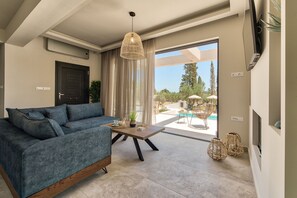 Deluxe Villa | Living area | 32-inch Smart TV with digital channels, TV, Netflix - Delight Luxury Villa (Zakynthos)