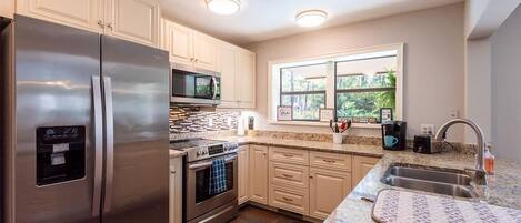 ثلاجة، ميكروويف، فرن، موقد طهي مسطح