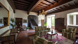 A spacious living room with a high wooden ceiling, a chandelier, and a staircase leading to an upper level. - 1800 Tuscan villa - walking distance from a pretty village (Fornoli)