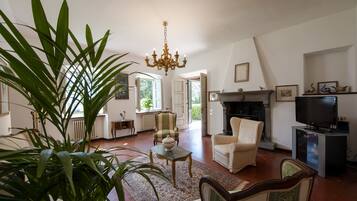 Televisie en een open haard