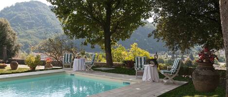 Una piscina al aire libre