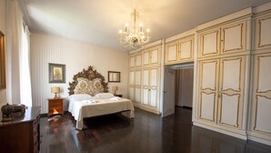 A spacious bedroom with a large bed, a chandelier, and a wardrobe with ornate panels. - 1800 Tuscan villa - walking distance from a pretty village (Fornoli)