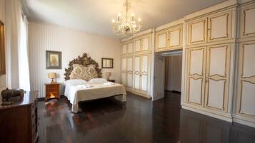 5 chambres, coffres-forts dans les chambres, fer et planche Ă repasser