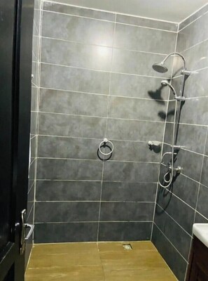 Shower, towels - 1 Bedroom Apartment in Cocody (Cocody)