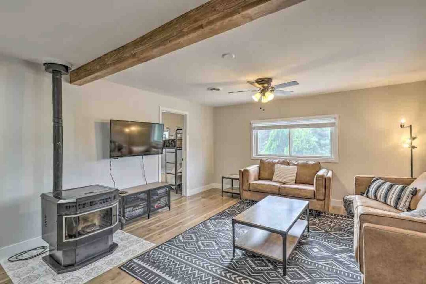 Hairy Cow | Beautifully Remodeled Home | 39 Miles to Sunrise!