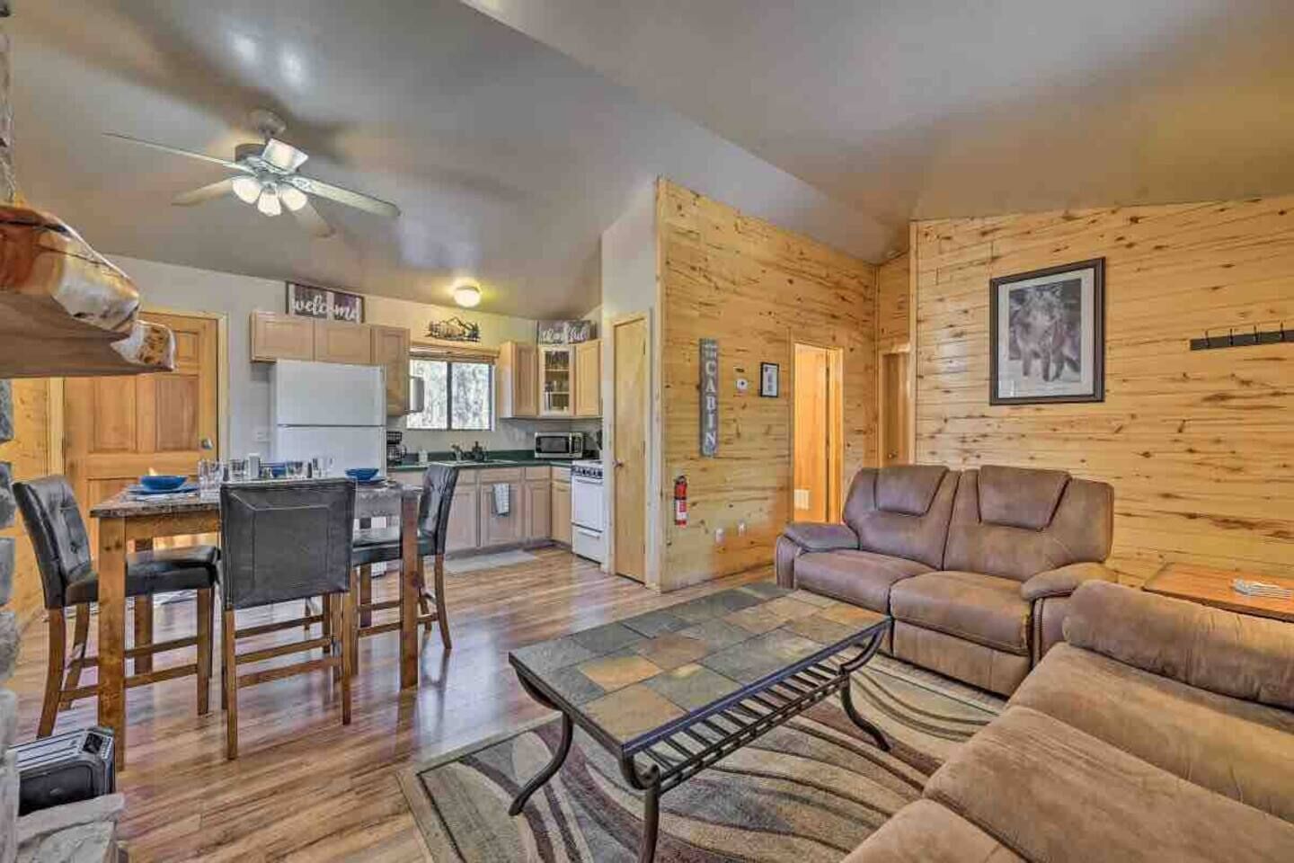 Wolf Den | Hot Tub, Perfect Couples Retreat, Pet Friendly!