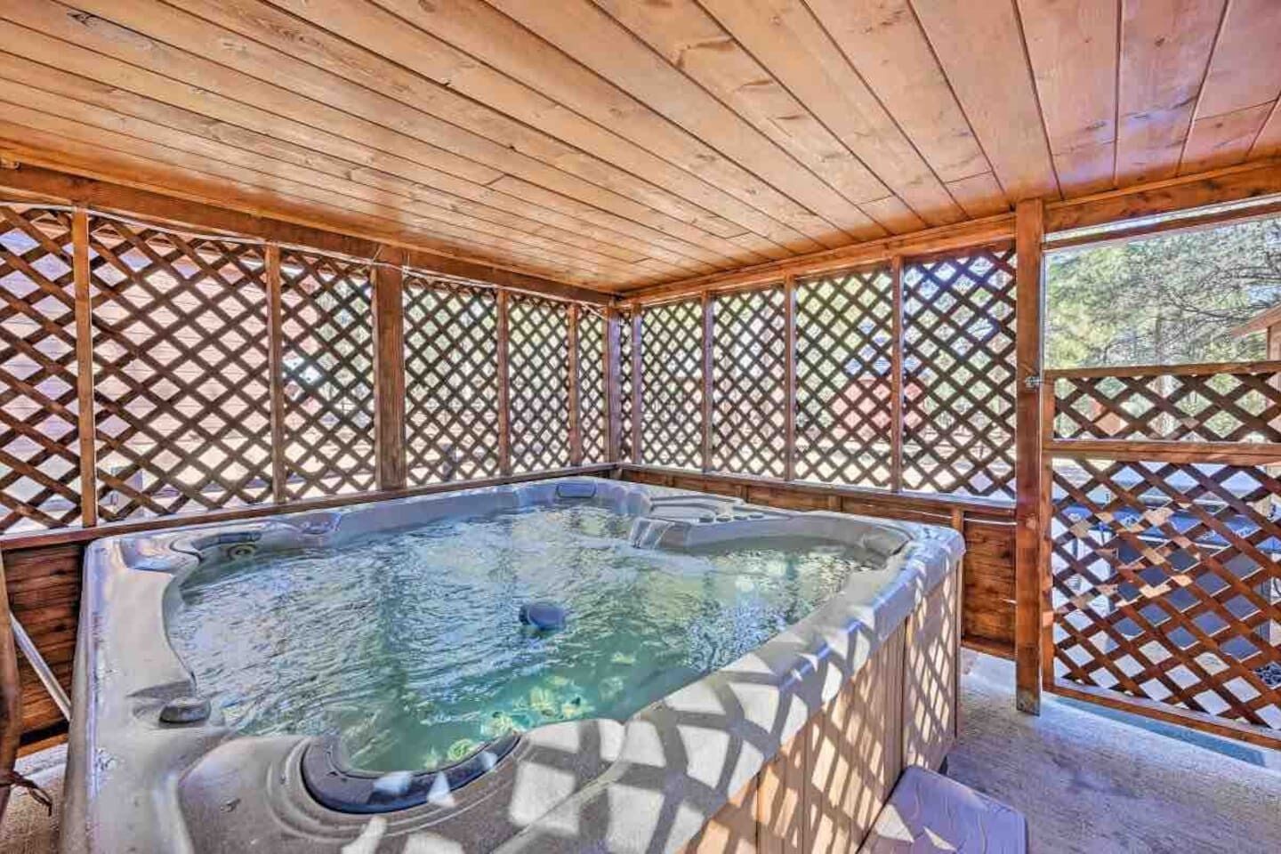 Wolf Den | Hot Tub, Perfect Couples Retreat, Pet Friendly!