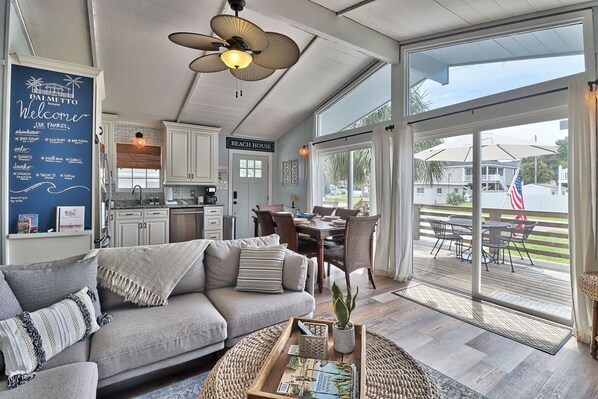 تلفزيون ذكي، مدفأة، كُتُب