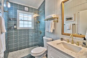 Duschwanne, Haartrockner, Handtücher, Seife